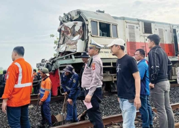 Kecelakaan Kereta Api di Cirebon, Lokomotif Ringsek Ditabrak Truk Pengangkut Air